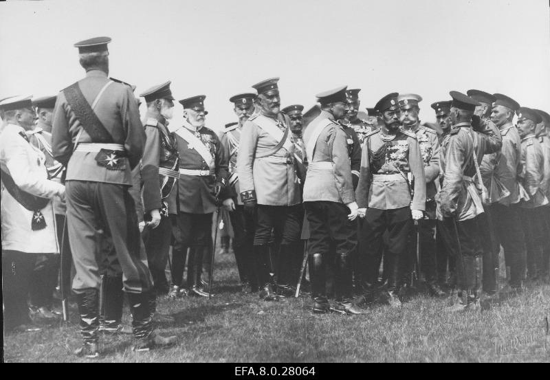 The Russian and German Empers are talking to Russian soldiers. Right: 1. Russian Emperor Nikolai II, 2. German Emperor Wilhelm II, 3. Russian Minister of the Court, Country Frederick, 4. German Chancellor von Bethman-Hollweg, 5. Russian General's County Tatishev, 6. German General, 7. Russian general-adjutant Baron Meyendorff, 8. Russian Grand Prix Nikolai Nikolayevich, 9. Russian Prime Minister Kokovtsev.