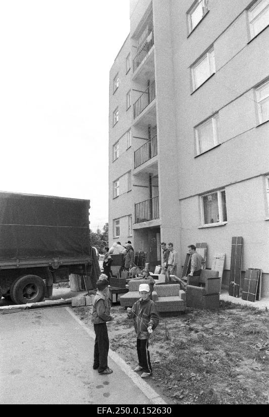Leaving the Russian-speaking population from Paldiski.