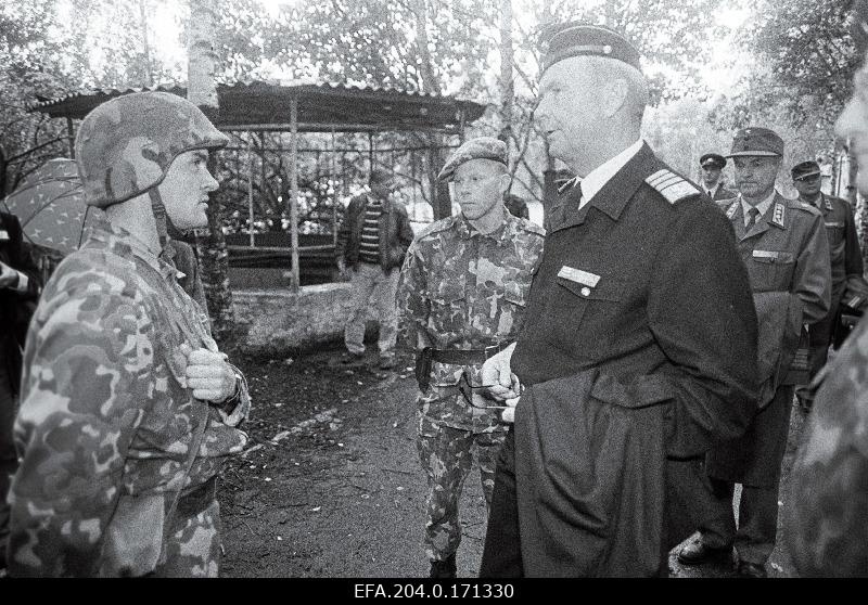 Head of the Finnish Defence Forces delegation and Commander-in-Chief of the Defence Forces, Admiral Jan g. Klenberg (first right) in Paldiski.