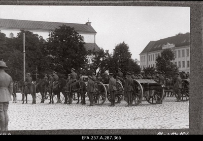 War of Liberty. Paradise of the first flight of the Military School on Peeter Square. Artillery class envyers.  duplicate photo
