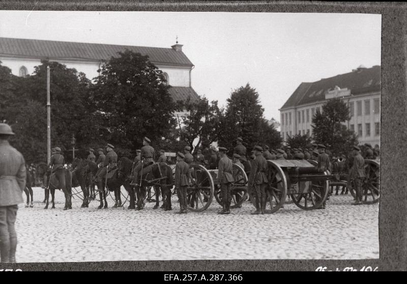 War of Liberty. Paradise of the first flight of the Military School on Peeter Square. Artillery class envyers.