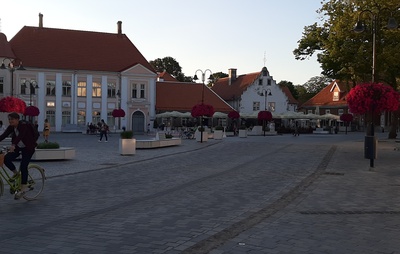 Turuplats Kuressaares Lossi tänava alguses rephoto