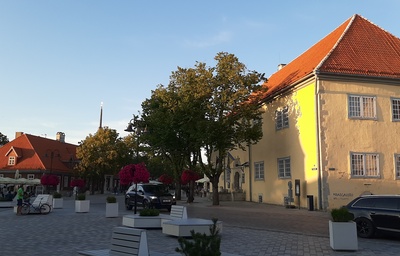 Kuresaar : Marketplace and Raekoda = Arensburg : Marktplatz rephoto