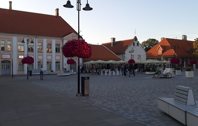 Turuplats Kuressaares Lossi tänava alguses rephoto