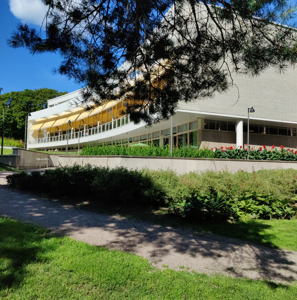 Töölön kirjasto, Topeliuksenkatu 6,  iltavalaistuksessa. rephoto