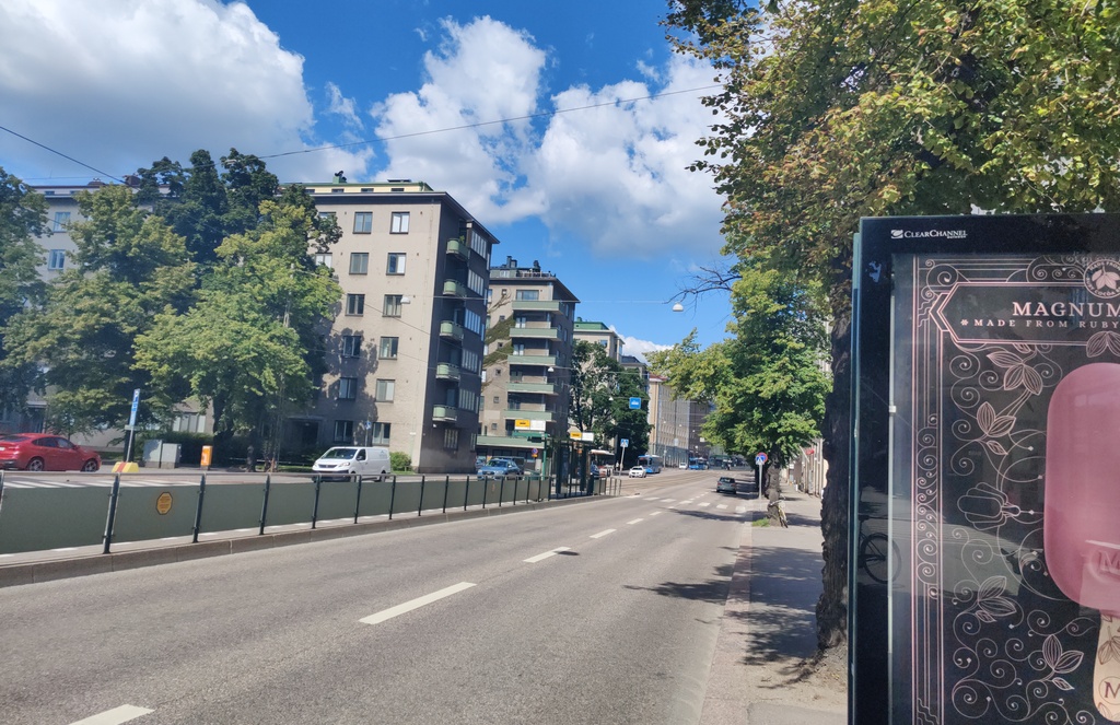 Näkymä Mannerheimintielle. Oikealla Mannerheimintie 29. Vasemmalla edessä Esso-huoltamo, takana Linnankoskenkatu 1, 3. Mannerheimintiellä raitiovaunu linjalla M. rephoto