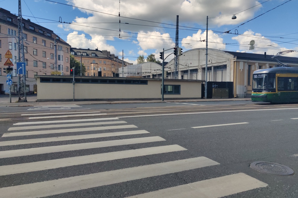 Perunakauppias hevoskärryineen Mannerheimintiellä Töölön raitiovaunuhallien eli Töölön varikon edessä rephoto