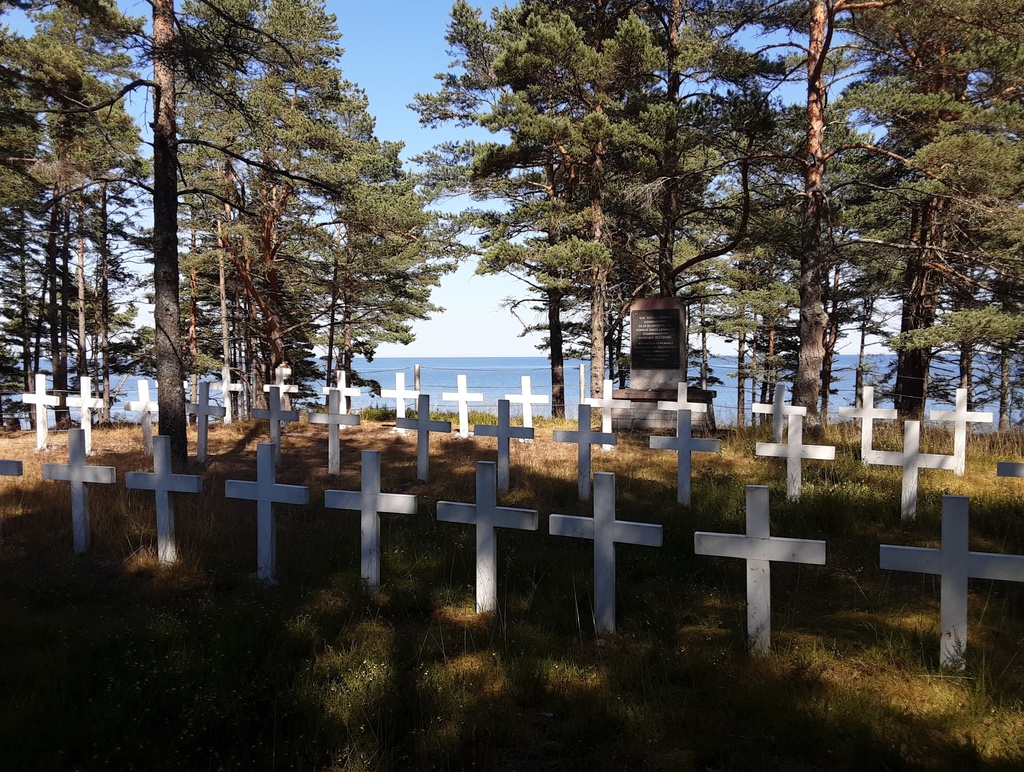 In 1941, the burial site of people who died on the steam ship "Eestirand" on the island of Prangli rephoto