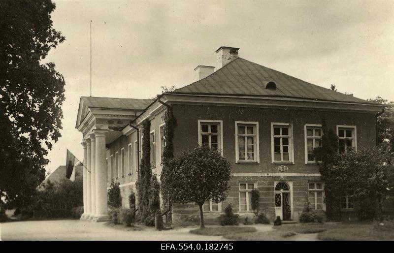 Aruküla 6 kl. Primary and secondary school building in the former manor building of Aruküla.