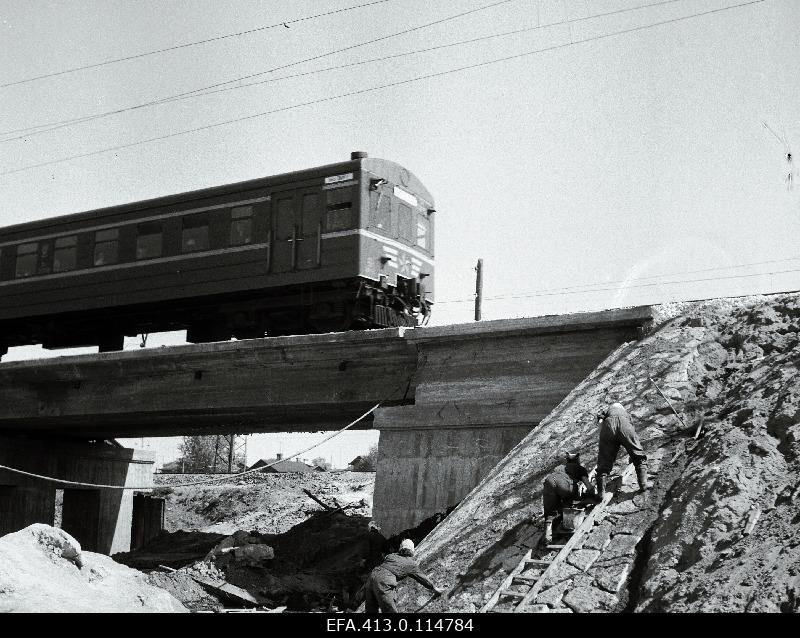 The electric train exceeds the current viaduct of Lilleküla.