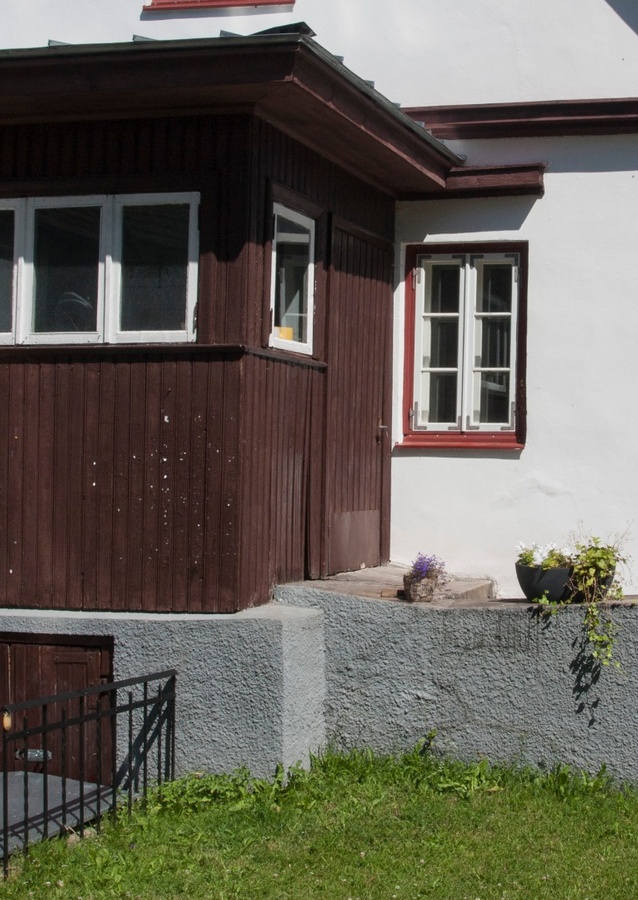 Hellenurme vallavanem Peeter Mühlberg vallamaja ees rephoto