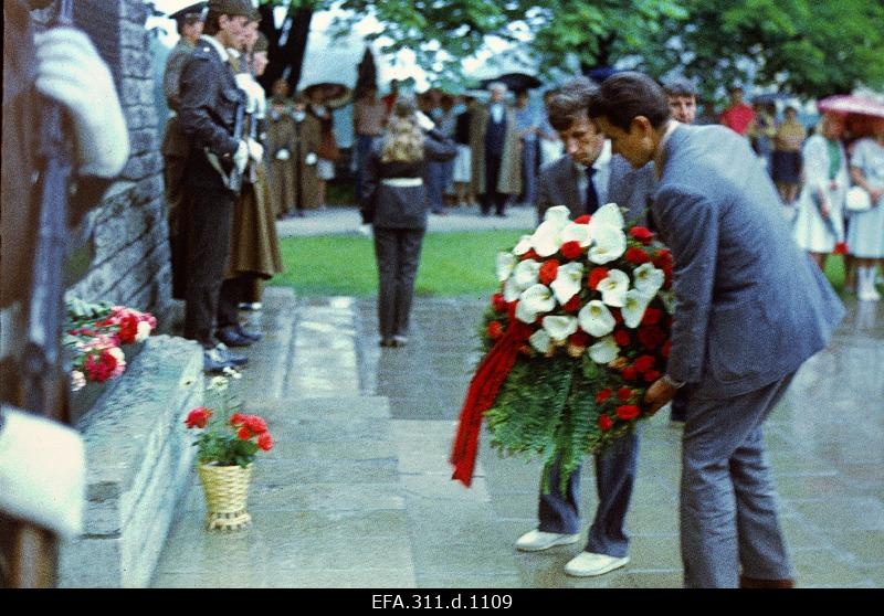 Legend of heritage to the Tallinn Liberators Monument during the 45th anniversary of the Great Isamaas War.