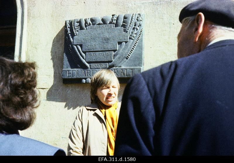 The artist Eduard Viiralt's memorial drawer was opened in the building where he lived between 1940 and 1944, and the artist Mai Levin speaks.