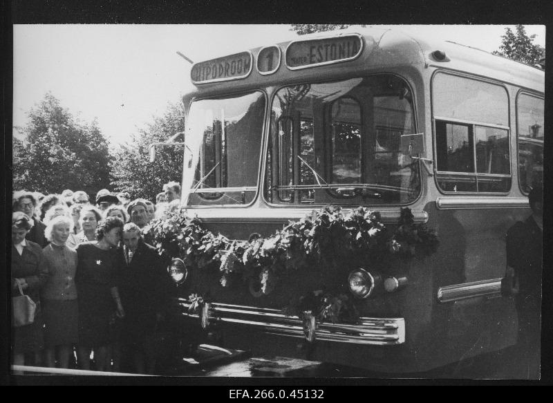 A troll bus built from Tammelehtede on the opening of the first troll bus line in Tallinn.