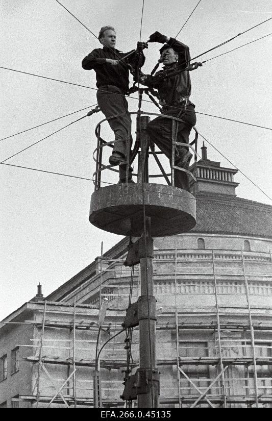 Installation of the first troll bus line in Tallinn.