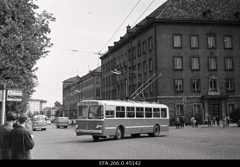 One of the first troll buses on the Estonian puiestrail after the opening of the troll bus route Theatre Estonia - Hipodroom.