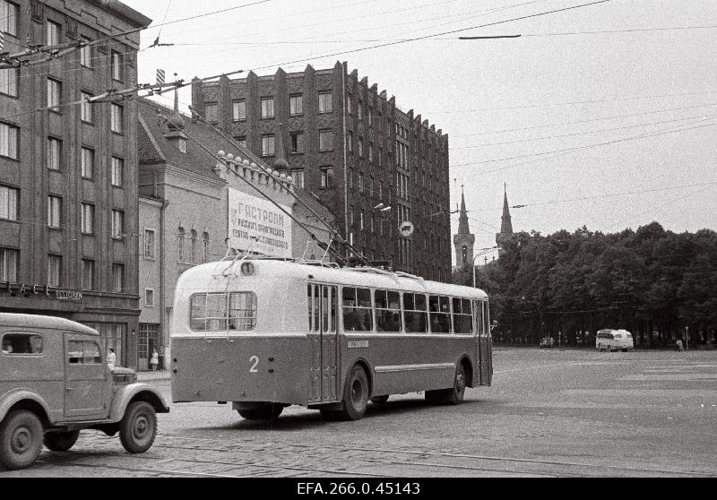 One of the first troll buses at the winning square after the opening of the throttle bus route Theatre Estonia - Hipodroom.