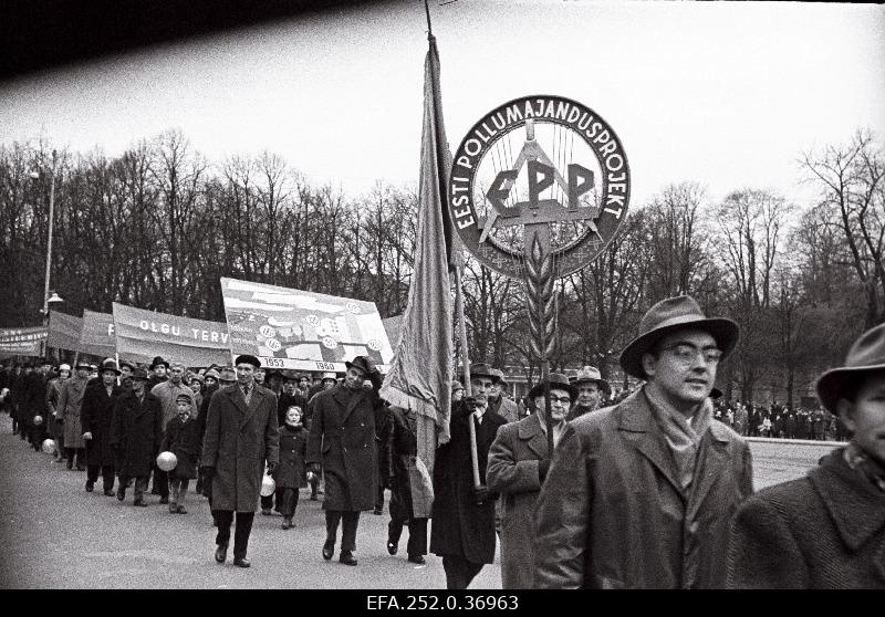 Employees of the Estonian Agricultural Project at the 46th anniversary demonstration of the Great Socialist October Revolution.