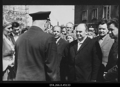 The head of the Trust of Tallinn Trammi and Trollibuses g. Gustavson reports to J. Undusk, Chairman of the Executive Committee of Tallinn City TSN, on the willingness to launch the first troll bus line in Tallinn.  similar photo