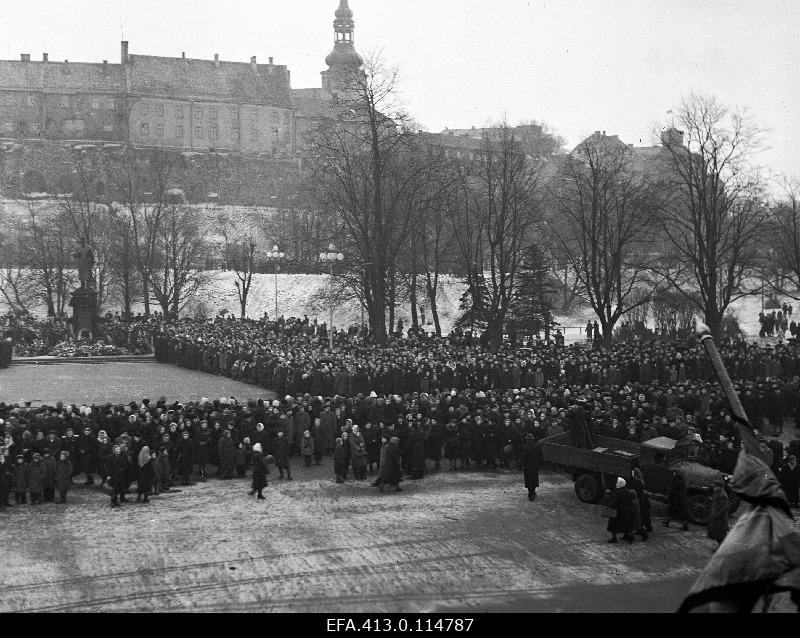 Leinamiiting J. V. Stalin's death at his honest pillar in the first square of the Baltic Station.