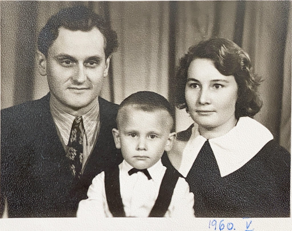 Family (father, son, mother) at Tartu(?) photo studio, May 1960