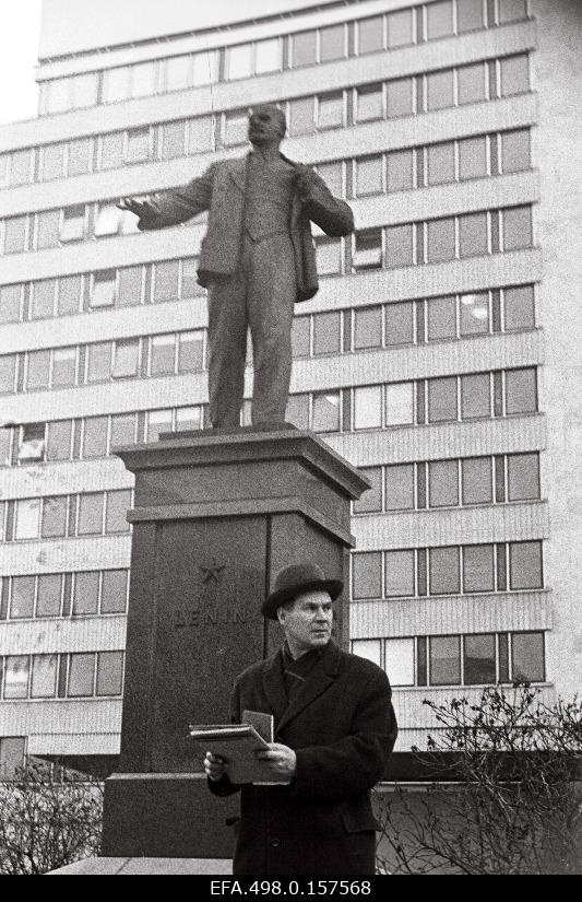 Graph Evald Okas V.I. at the Lenin Memorial Pillar.