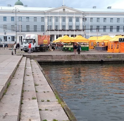 Perunanmyyntiä kalstajien veneistä Kolera-altaassa rephoto