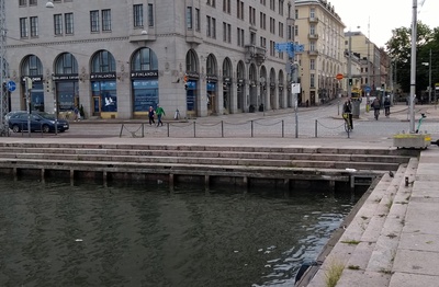 Kauppatori. Silakkamarkkinat. Silakanmyyntiä veneistä. Taustalla Eteläranta 20. rephoto