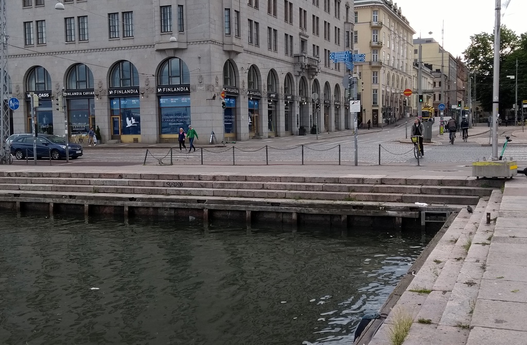 Kauppatori. Silakkamarkkinat. Silakanmyyntiä veneistä. Taustalla Eteläranta 20. rephoto