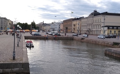Kauppatori ja Pohjoisesplanadi 1, 3, 5, 7, 9, 11-13. Etualalla Katajanokan Kanavapuistoa, Katajanokan kanavaa ja Linnanallas, johon on kiinnitetty purje- ja soutuveneitä. rephoto