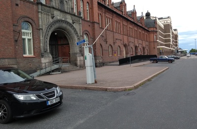 Katajanokan tulli- ja pakkahuone, taustalla entinen Warranttimakasiini Katajanokanlaiturilla. Edessä satamarataa. Näkymä kaakkoon. Radan päässä sataman nostokurkia. rephoto