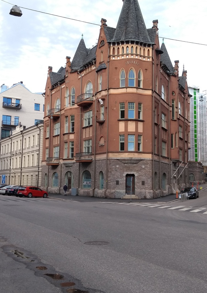 Helsingin valtaus 1918. Vangittuja punakaartilaisia Satamakadulla matkalla Suomenlinnan vankileirille Helsingin valtauksen jälkeen. rephoto