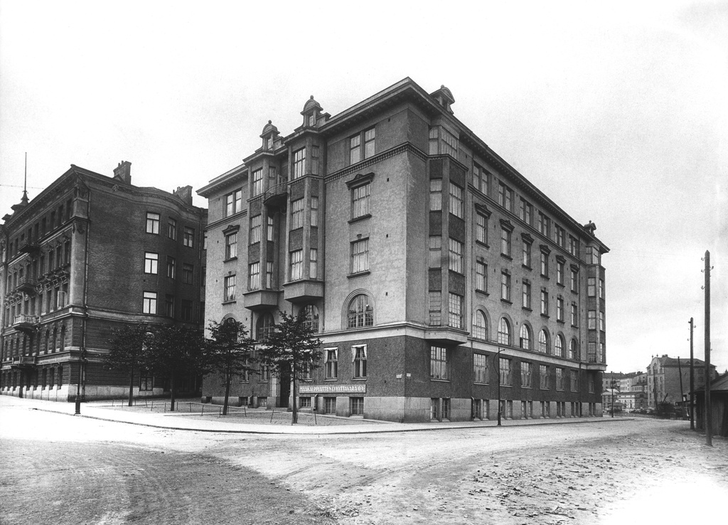 Satamakatu 4, 2. Numeron 4 seinässä Maakauppiaitten Lyhyttavara Oy:n kyltti.