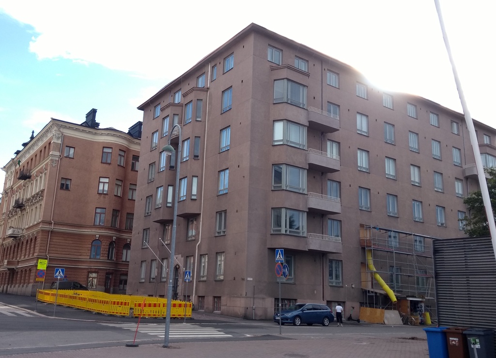 Satamakatu 4, 2. Numeron 4 seinässä Maakauppiaitten Lyhyttavara Oy:n kyltti. rephoto