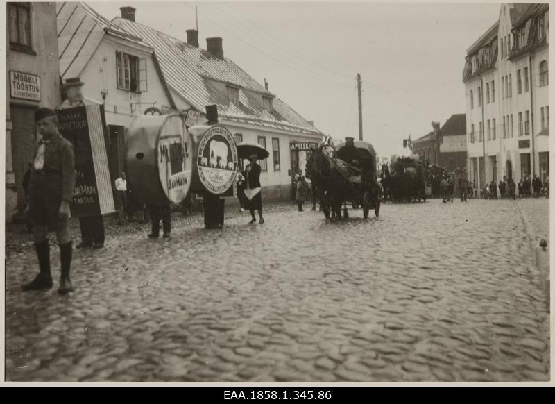 Estonian Day Carneval Excursion in Tartu. In the forefront of Jaan Maimi company products advertisers