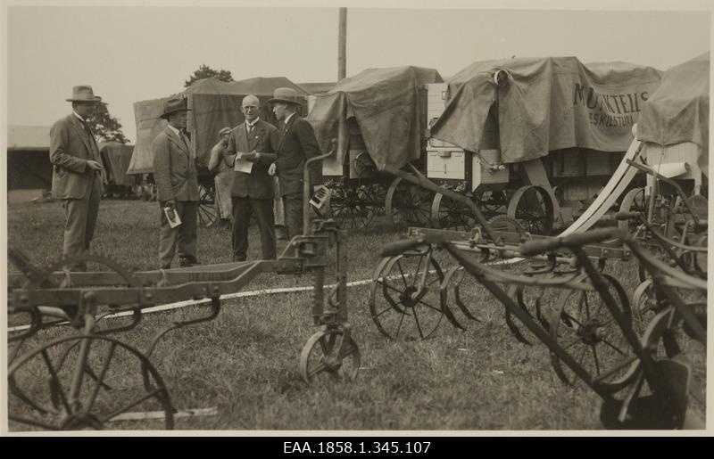 Fruit peeling machines and spring buckets at the exhibition in Tartu