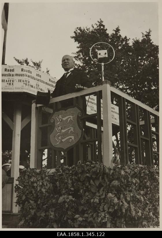 Speaker at the exhibition in Tartu