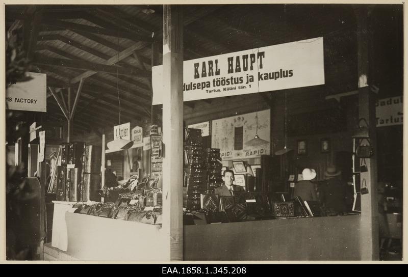 Showcase of Karl Haupt's sadulsepa industry and store's sleeves, bags and handbags