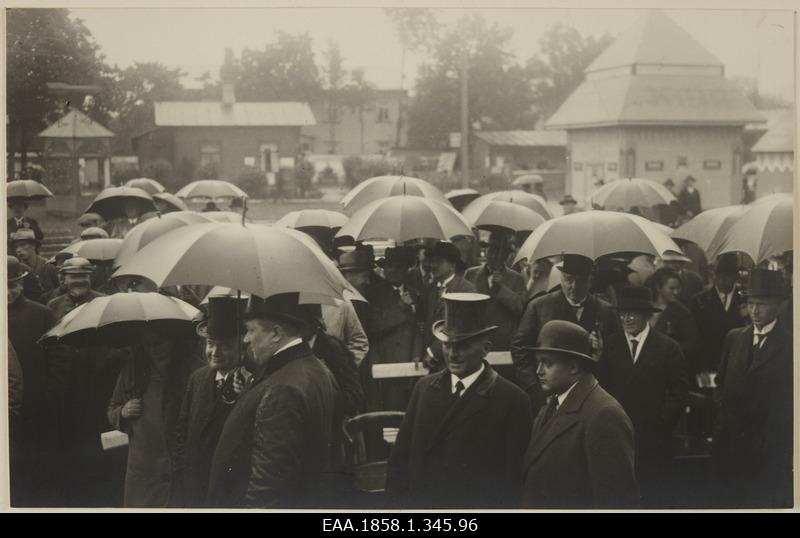 K. Päts and state and exhibition characters with rain shelters in Tartu