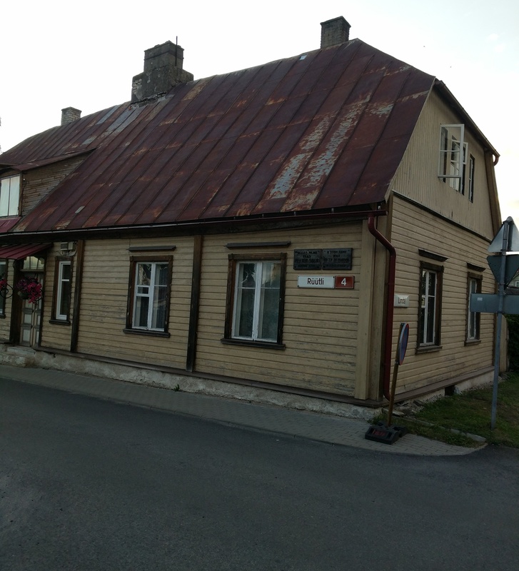 Haapsalu, mansardkorrusega puumaja rephoto