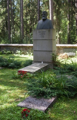 Writer C. R. Jakobson's tomb monument on Kurgjal. rephoto