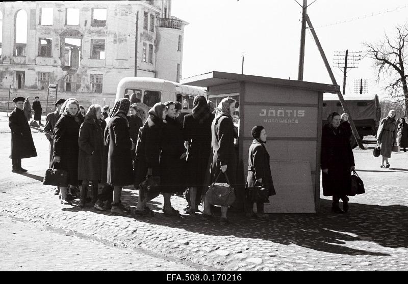 Ice cream queue at the corner of Tallinn and Vaksali Street.