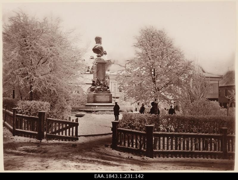 Barclay square and monument in winter from the crossroads of the University and Vallikraav Street
