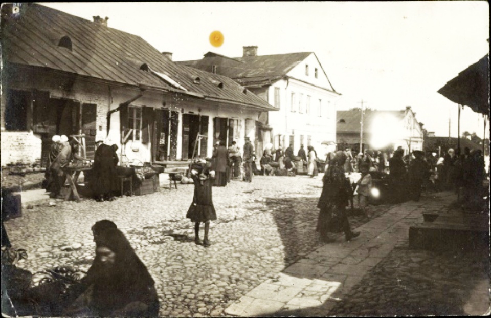 Слонім, рог Школьнага двара і вул. Рынкавай, 1915-1918 гг.
Крыніца: https://www.gs.by/2018/05/07/slonimskaya-turma-sirochy-prytulak-shpital-lazni-50-zdymkau-slonima-yakih-vy-yashche-ne-bachyli/