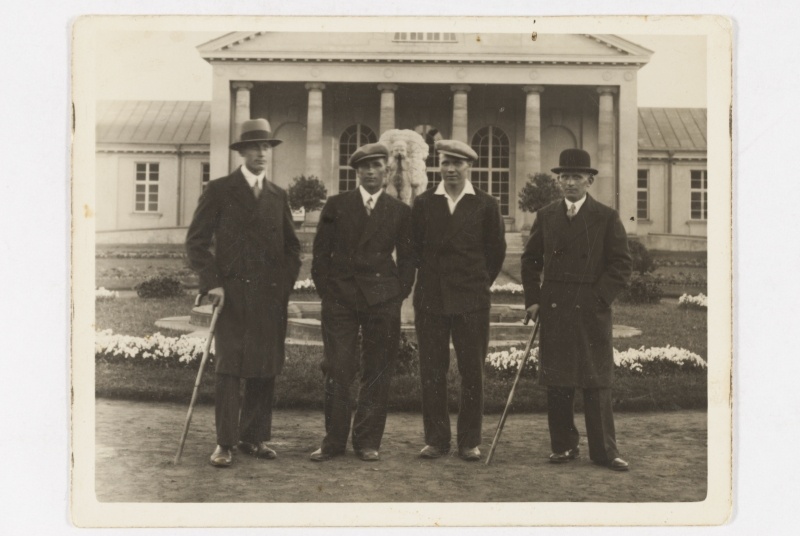 Gentlemen in front of Pärnu Mudravila