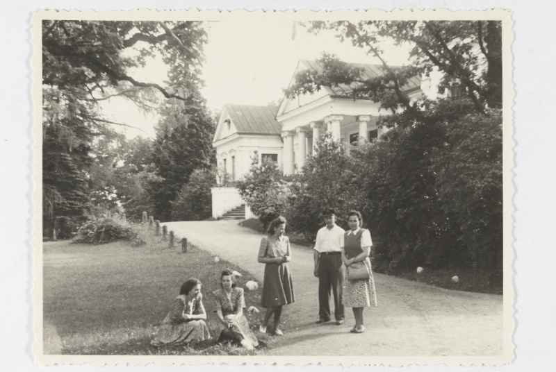 People in front of the Oil Castle, 1950