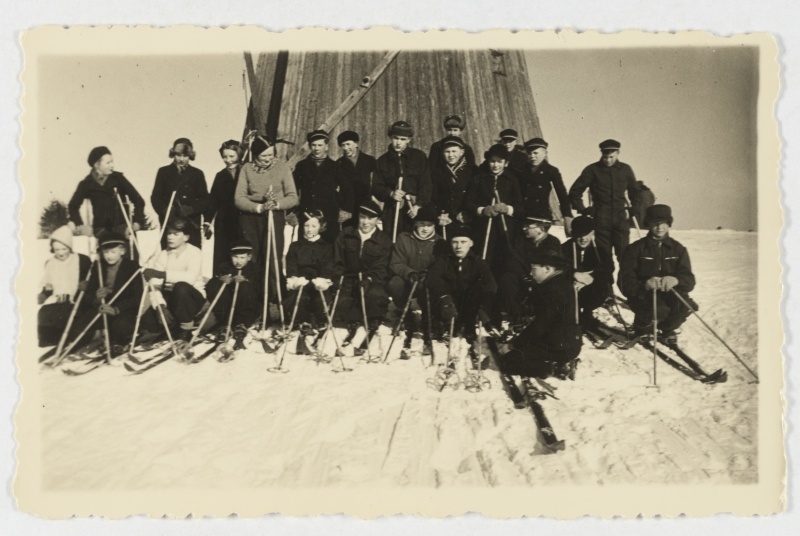 Group picture of skiers