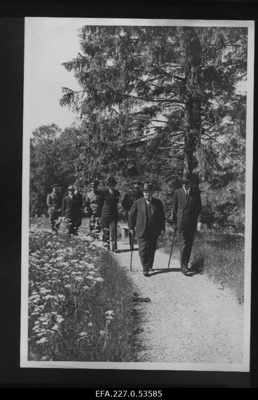 President Päts and Polish Minister of Foreign Affairs, Colonel Beck walking in the Oru Castle Park.