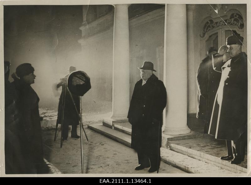 The Estonian Defence League Tour of the Tallinn Maleva in front of Kadrioru Castle, Johannes Orasmaa State Senior Konstantin Pätsi congratulated on the end of the elections to the National Assembly
