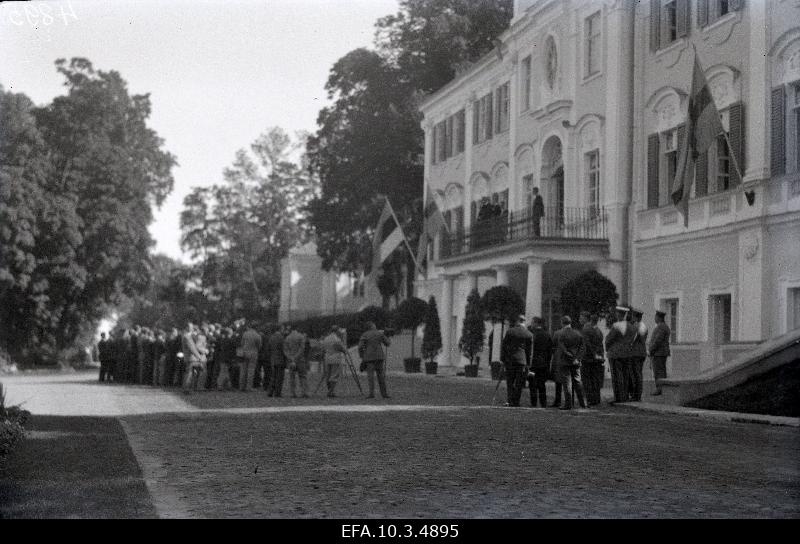 The entry of the Swedish King Gustav V to the castle of Kadrioru.